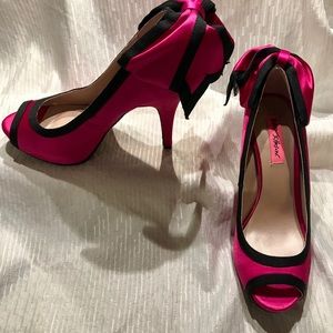 New Fuschia/Black Betsy Johnson Caseyy Heels